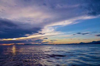 Güneş ve gökyüzü suda Adriyatik Denizi Karadağ, Europe soyut yansımasıdır. su gökyüzünde soyut yansıması