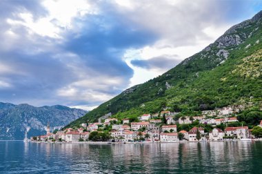 Yaz gezisi. Karadağ, Kotor Körfezi ve antik şehir Perast çan kulesi St.Nicholas Kilisesi Karadağ, Europe ile görünümünü. Kotor Koyu'ndaki bir Unesco Dünya mirası olduğunu