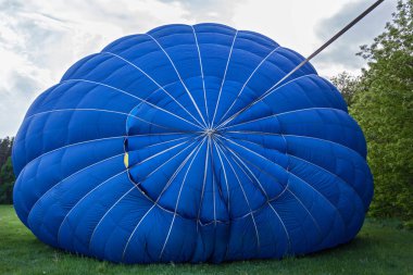Yat, soğuk ve sıcak hava ile balon doldurma için donatım bir balon bir sepet ile yatıyor. Balon başlatmak için hazırlanıyor.