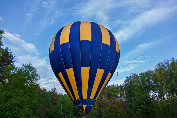 Ballong Med Korg Fylld Med Varm Luft Och Redo För — Stockfoto