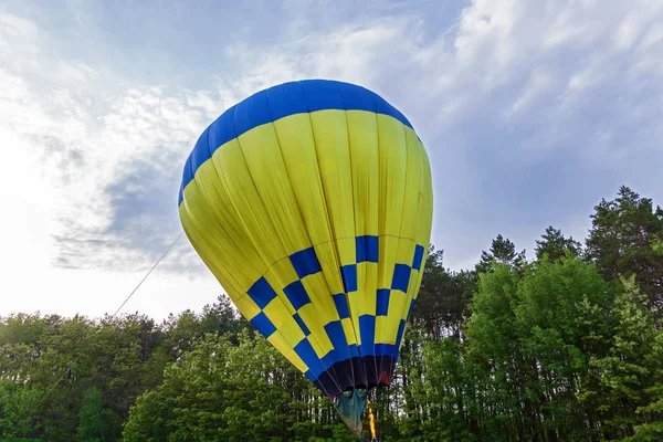 バスケットとバルーンでいっぱい熱い空気と飛行の準備ができて 飛行の気球の準備 バルーンのお祭り — ストック写真