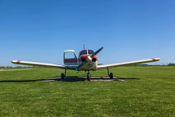 Avion Piper Cherokee Tient Sur Herbe Verte Par Une Journée — Photo