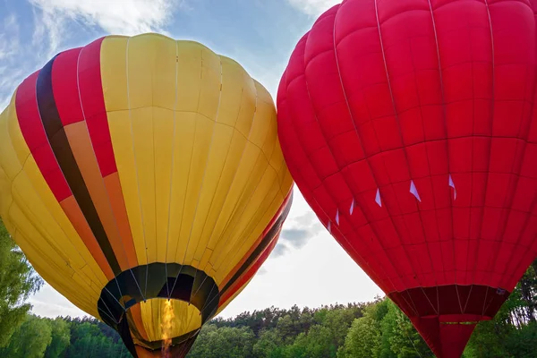 Ballong Med Korg Fylld Med Varm Luft Och Redo För — Stockfoto