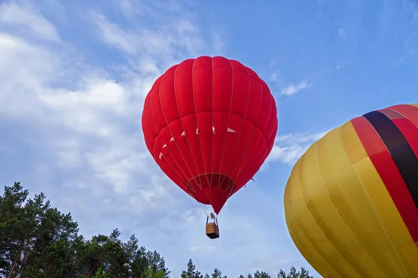 Ballong Fylld Med Varm Luft Stiger Upp För Att Hyllorna — Stockfoto