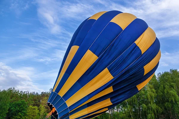 Ballong Med Korg Ligger Marken Utrustning För Att Fylla Ballongen — Stockfoto