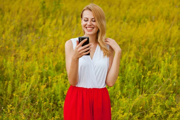 Menina Sorridente Fica Campo Flores Amarelas Posa Frente Uma Câmera — Fotografia de Stock