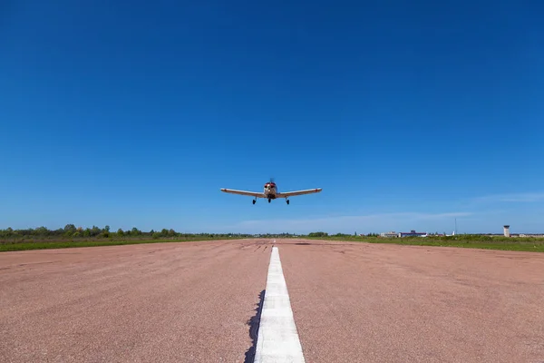 Avião Piper Cherokee Baixa Voa Sobre Pista Pequeno Aeródromo Privado — Fotografia de Stock