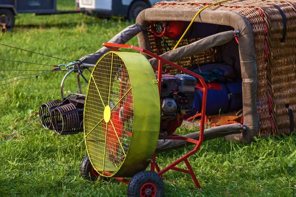 Ein Ballon Mit Einem Korb Liegt Auf Dem Boden Ausrüstung — Stockfoto
