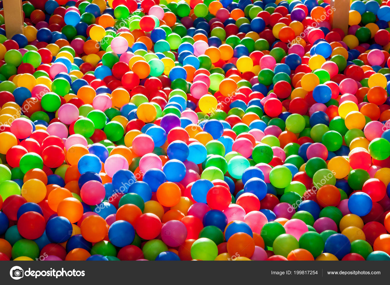 Bolas de plástico coloridas no fundo de uma sala de jogos infantil
