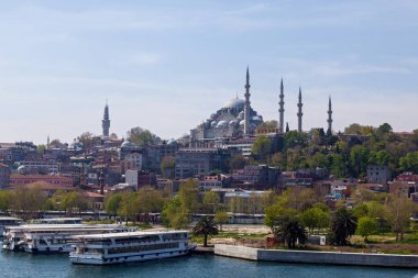 İstanbul, Türkiye 'de Altın Boynuz üzerindeki Galata Kulesi ile kent manzarası