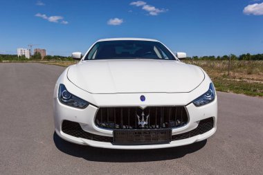 Kiev, Ukrayna 06 Haziran 2018: Beyaz maserati şehir dışında kırsal kesimde