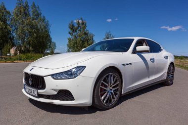 Kiev, Ukrayna 06 Haziran 2018: Beyaz maserati şehir dışında kırsal kesimde