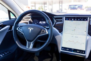 Kiev, Ukrayna 06 Haziran 2018: İç geniş dokunmatik ekran paneli ile elektrikli bir otomobil Tesla Model S.