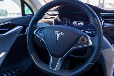 Kiev, Ukrayna 06 Haziran 2018: İç geniş dokunmatik ekran paneli ile elektrikli bir otomobil Tesla Model S.