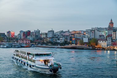 Türkiye'de Istanbul 18 Nisan 2018: tekne gezileri üzerinde Basfor. İlginç yerler ve Istanbul'da Gezilecek Yerler