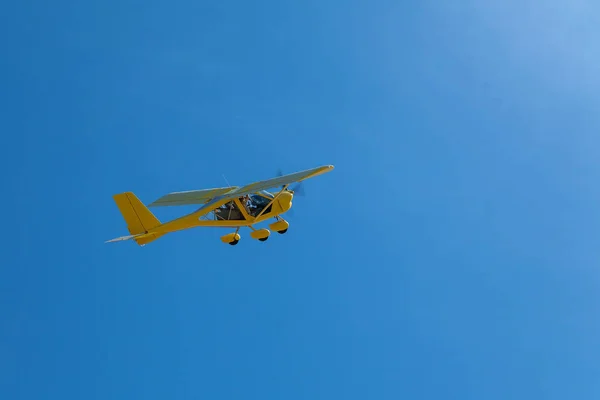 Ljus Gul Flygplan Flyger Den Blå Himlen — Stockfoto
