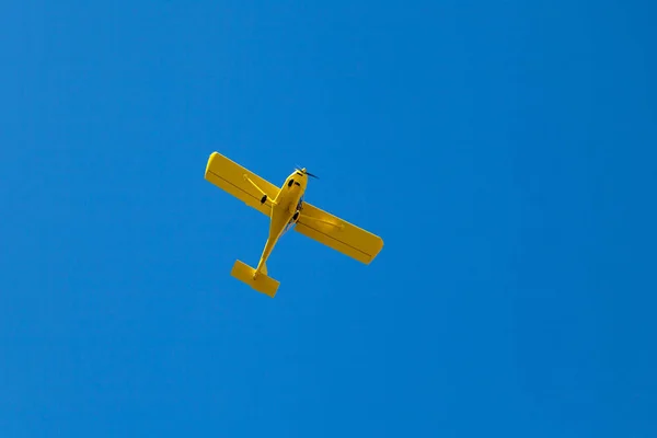 Ljus Gul Flygplan Flyger Den Blå Himlen — Stockfoto