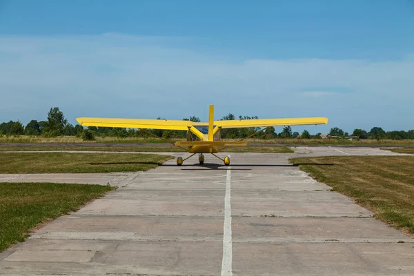 Světle Žluté Letadlo Soukromé Letiště Pro Přípravu Letu — Stock fotografie