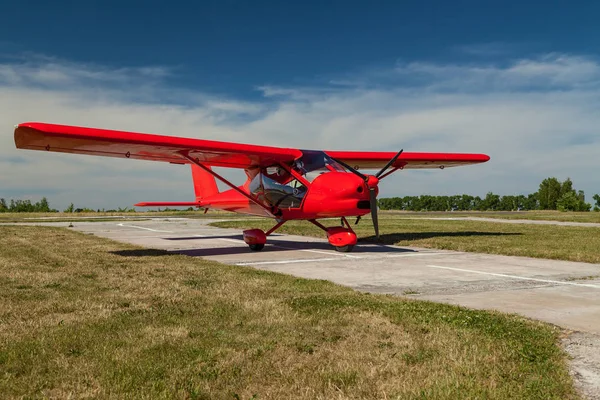 Light Aircraft Červené Barvy Soukromé Letiště Pro Přípravu Letu — Stock fotografie