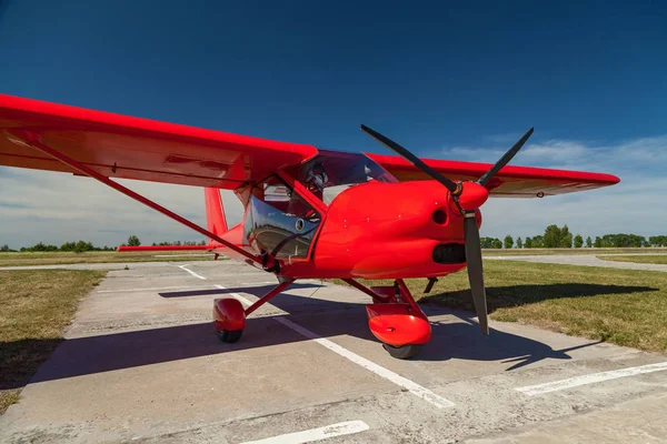 Hafif uçak uçuş için hazırlamak için özel bir Havaalanı üzerinde kırmızı bir renk