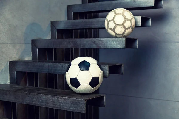 Futbol Topu Bir Metal Staircase Soccer Topa Metalik Arka Plan — Stok fotoğraf
