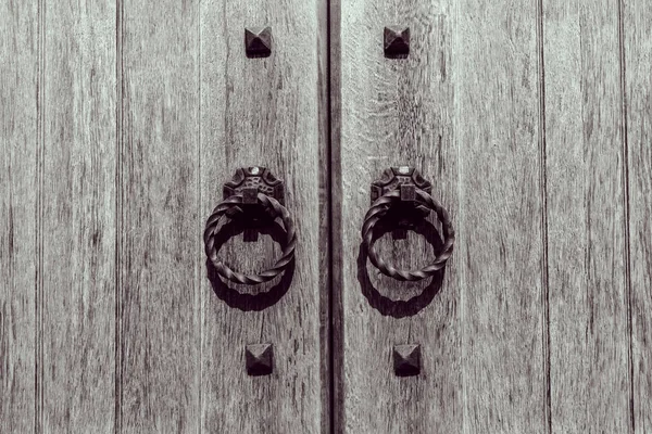 Bramy Drewniane Drzwi Pierścieniem Kute Uchwyt — Zdjęcie stockowe