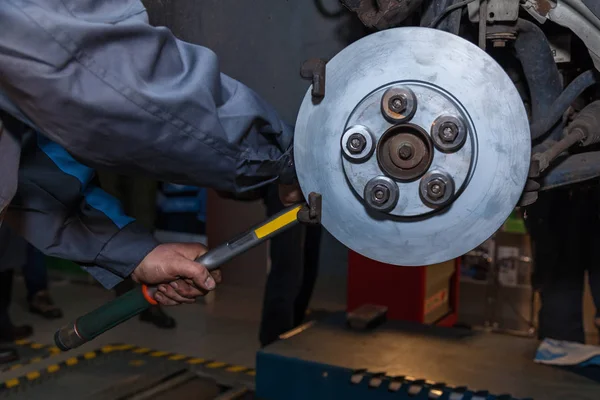 Hombre Trabaja Una Estación Servicio Mecánico Dedica Reparar Coche Joven — Foto de Stock