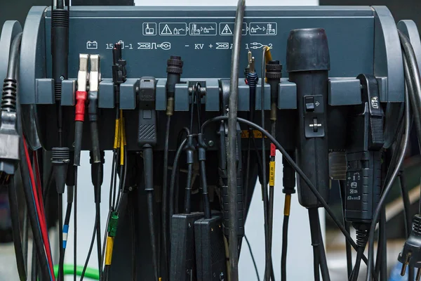 汽车维修站用各种电缆测量和诊断汽车电工 电气设备 — 图库照片