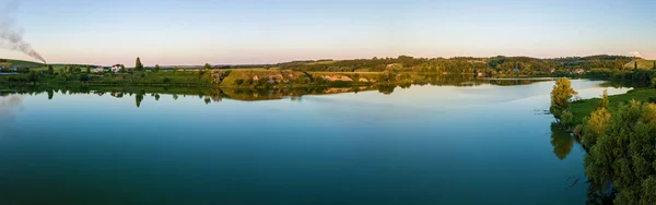 湖边乡村风景的鸟瞰图 — 图库照片