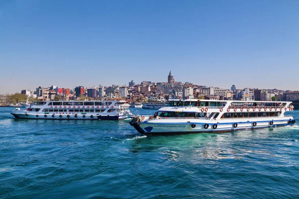 Türkiye'de Istanbul 18 Nisan 2018: tekne gezileri üzerinde Basfor. İlginç yerler ve Istanbul'da Gezilecek Yerler