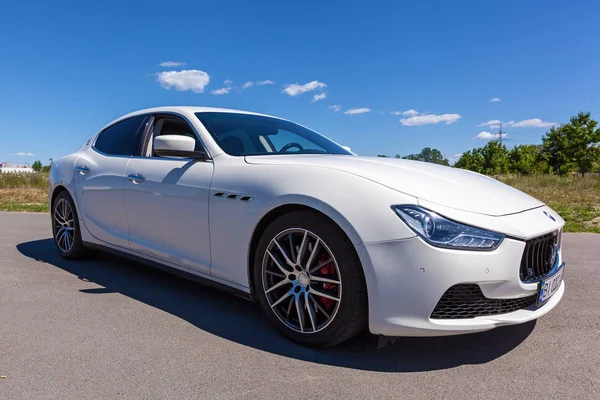 Kiev, Ukrayna 06 Haziran 2018: Beyaz maserati şehir dışında kırsal kesimde