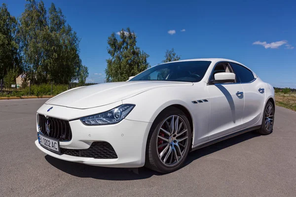 Kiev Ucrânia Junho 2018 Maserati Branco Campo Fora Cidade — Fotografia de Stock