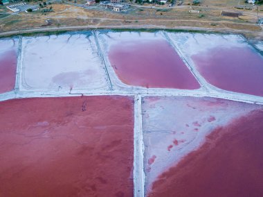 Pembe Tuz Gölü Sivash üretim ve tuz ve tedavi edici çamur yardım tepesinden görüntüleyin. Ukrayna Kherson bölge