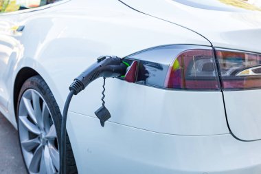 Elektrik elektrikli araç şarj. Ev araba otomobiller için elektrik şarj istasyonu
