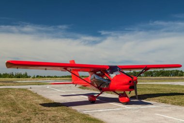 Hafif uçak uçuş için hazırlamak için özel bir Havaalanı üzerinde kırmızı bir renk