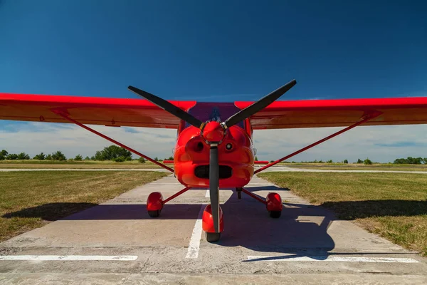 Lätta Flygplan Röd Färg Ett Privat Flygfält Att Förbereda För — Stockfoto