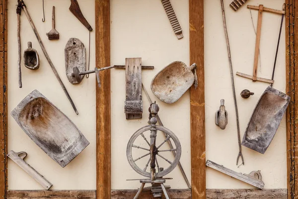 旧木制古董家居用品在墙上作为装饰的重量 — 图库照片