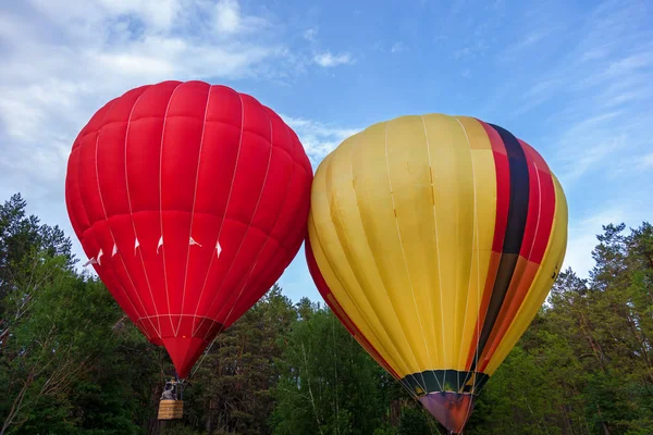 バスケットとバルーンでいっぱい熱い空気と飛行の準備ができて 飛行の気球の準備 バルーンのお祭り — ストック写真