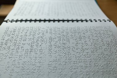 Kör insanlar için Braille Alfabesi ile yazılmış sayfa