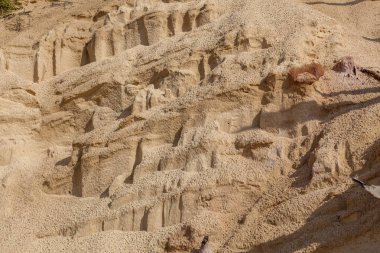 Sandy beach desenleri gelen su akıntısı ile. Yağmurdan sonra kumlu yüzey dokusu.