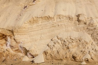 Sandy beach desenleri gelen su akıntısı ile. Yağmurdan sonra kumlu yüzey dokusu.