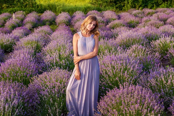 Молодая Девушка Фиолетовом Платье Позирует Лавандовом Поле — стоковое фото