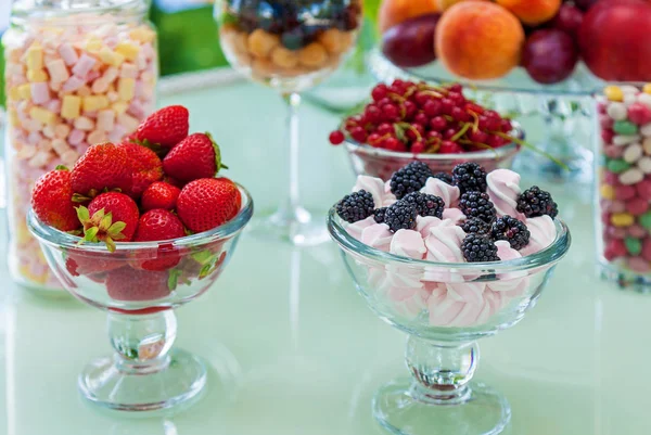 派对上的水果 浆果和棉花糖的糖果棒 带甜水果点心的节日餐桌 — 图库照片