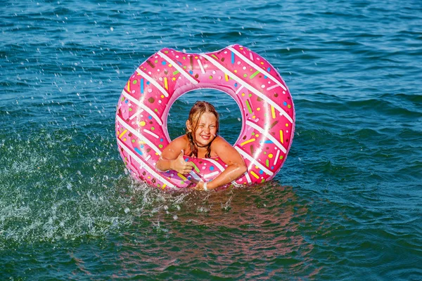 Une Fille Avec Cercle Gonflable Sous Forme Beignet Baigne Dans — Photo