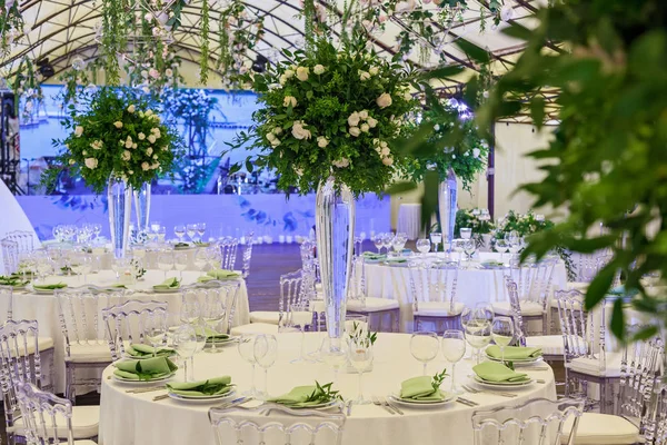 Diseño Decoración Celebración Boda Con Rosas Blancas Hojas Verdes Velas — Foto de Stock