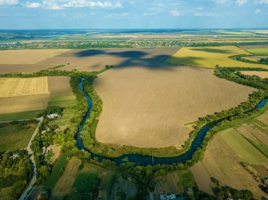 Kırsal manzara nehir orman havadan görünümü hava üstten görünüm. Manzara Doğa şehir dışında