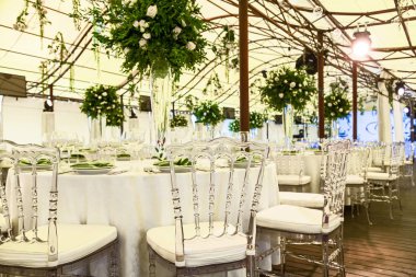 Tasarım ve dekor dekorasyon düğün kutlama beyaz gül ile yeşil yaprakları, mumlar ve çiçek demetleri