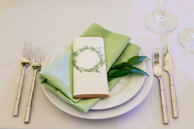 Tasarım ve dekor dekorasyon düğün kutlama beyaz gül ile yeşil yaprakları, mumlar ve çiçek demetleri