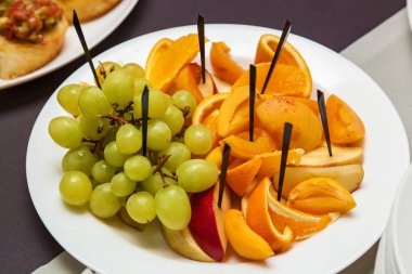 Çeşitli soğuk aperatifler büfe masa için kruvasan üzerinde tatiller ve olaylar için Catering