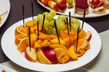 Çeşitli soğuk aperatifler büfe masa için kruvasan üzerinde tatiller ve olaylar için Catering